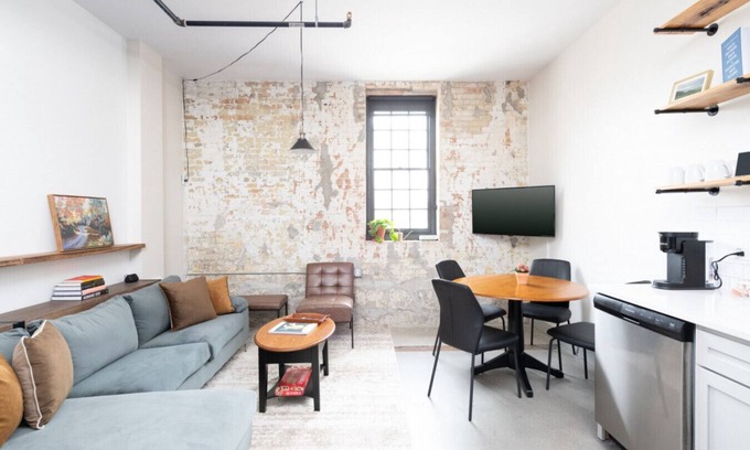 Milwaukee Apartment | Brewery District 2-Story 2BR Apt Near Fiserv with Rooftop, Gym, and Parking
