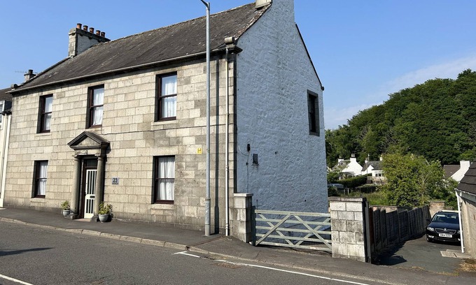 Newton Stewart Cottage | BREWERY HOUSE, pet friendly, with hot tub in Newton Stewart