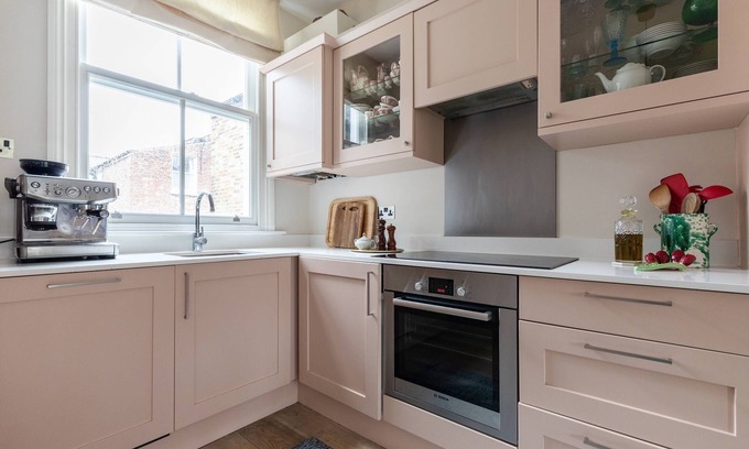North Kensington Apartment | Brewster Gardens IV by onefinestay