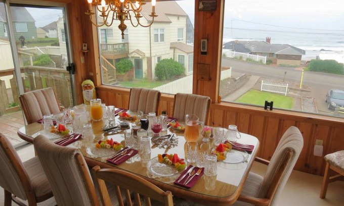 Lincoln City Bed & Breakfast | Breyhouse B&B Inn