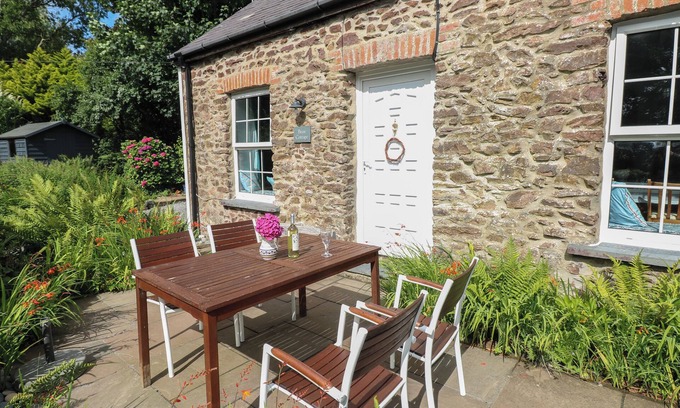 Milford Haven Cottage | BRIAR COTTAGE, pet friendly, character holiday cottage in Neyland