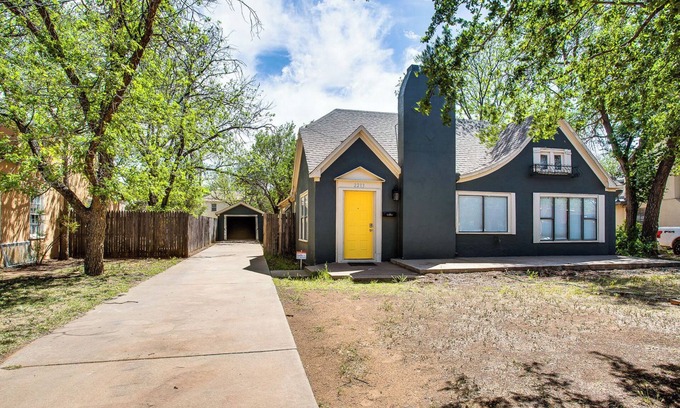 South Overton House | Brick Road Bungalow - Near TTU