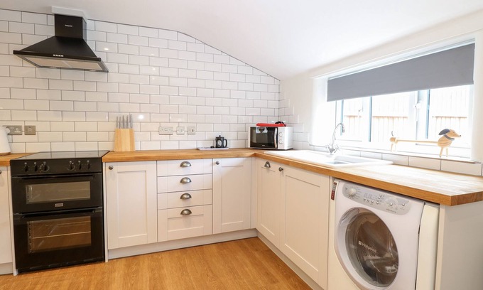 Hethel House | BRIDGE END COTTAGE, pet friendly, with open fire in Mulbarton