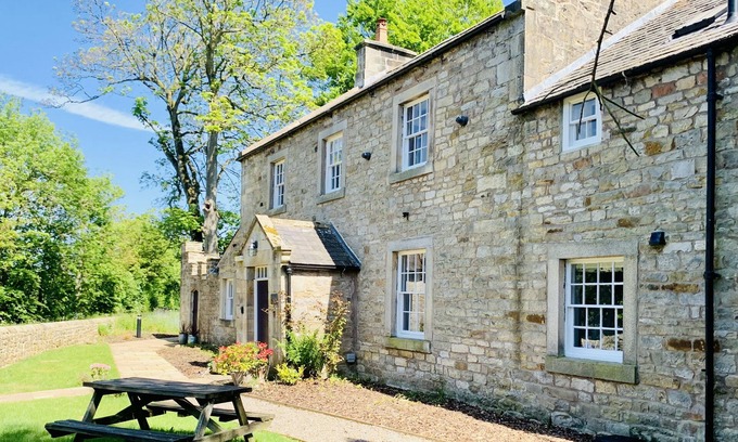 Haltwhistle House | Bridge End House - Country House & Private River Bank