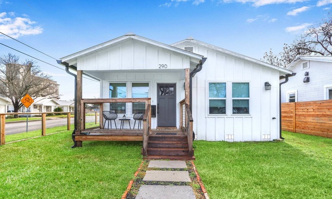 New Braunfels House | Bridge Haus I Minutes from popular New Braunfels Attractions!