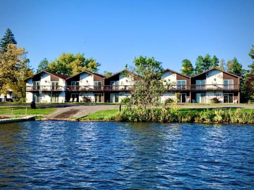 Tomahawk House | Bridge Inn Tomahahwk - 1st Floor, Room 106,1 King Bed, Pet Friendly, Laminate Wood Flooring, Walkout, River View, Price Includes 1 Pet Fee