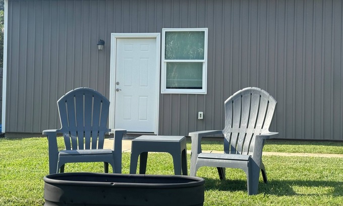 Navarre House | Bridge Side Bungalow 1.5mi from Nav Beach and the best restaurants/bars in town