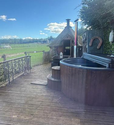 Kington Villa | Bridie -rose with wood tub country retreat