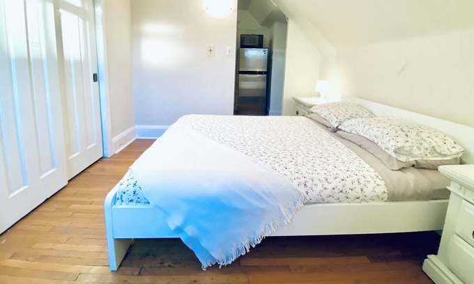 High Park North Apartment | Bright 1 bed next to High Park!
