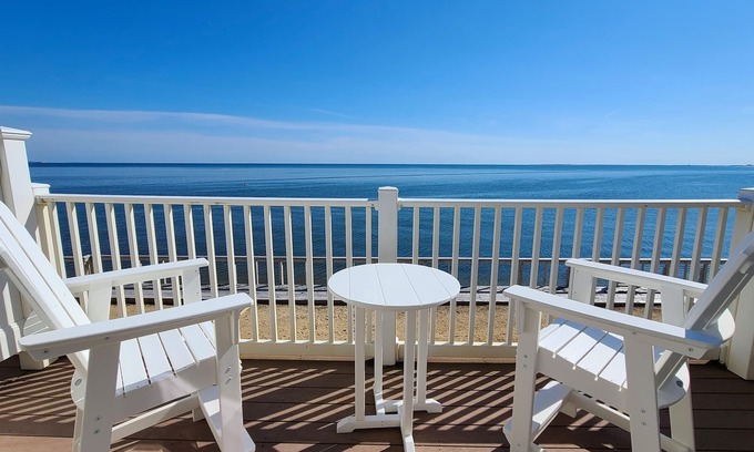 North Truro Condo | Bright 1BD Bayfront Condo-RIGHT ON THE BEACH, Amazing Waterfront & Provincetown Views, A/C