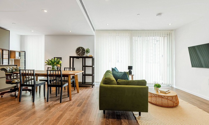Queenstown Apartment | Bright 2 BDR Apt w/Balcony in luxury building