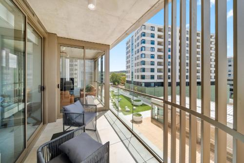 Phillip Apartment | Bright 2-Bed Apartment with Gym BBQ & Pool Access