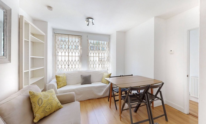 Fulham Apartment | Bright 2-Bed Garden Flat in West Kensington