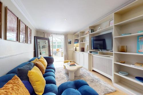 Hackney Wick Apartment | Bright 2 Bed With Patio & Backyard on Victoria Park