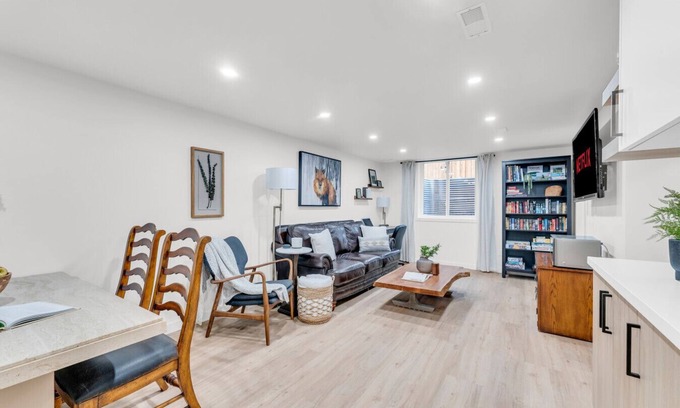 Burlington Apartment | Bright 2-Bedroom Apartment
