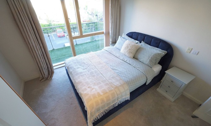 Dundrum Apartment | Bright 2 bedroom apartment with convenient transportation