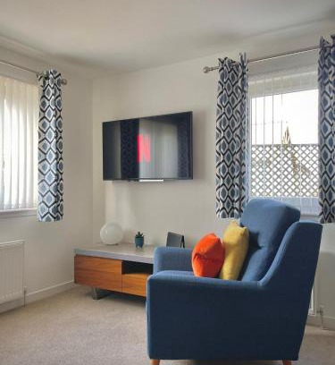 Montrose Apartment | Bright 2-bedroom apartment with parking in Montrose
