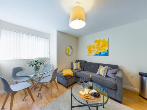 Oxford Apartment | Bright 2 Bedroom Apartment in Marston, Near John Radcliffe Hospital & University Parks