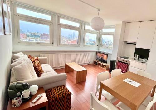 Soho Apartment | Bright 2-Bedroom in Soho High-Rise with Skyline Views
