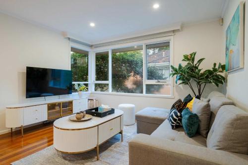 Hampton Apartment | Bright 2B Coastal Getaway Steps From Beach