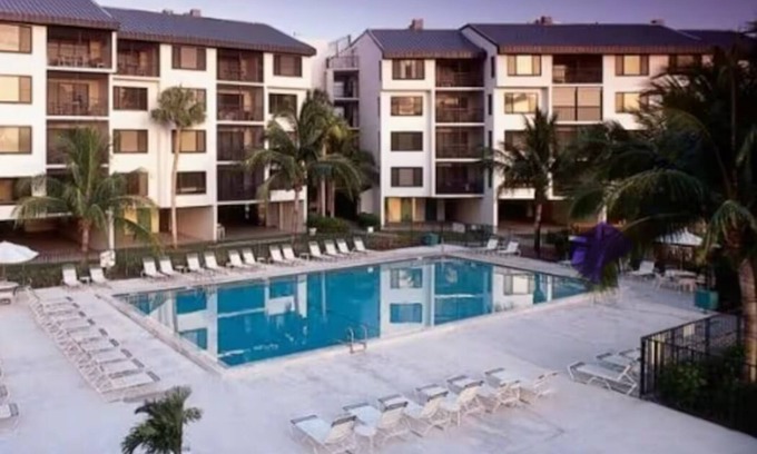 South Island Condo | Bright 2BR/2BA Walk to Beach & Shopping Canal View Large Pool & Beach Gear