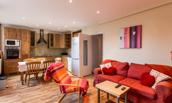 Le Cret Apartment | Bright 2BR Apartment Near Center, 5 Mins to Pistes, Free Shuttle, Parking, Balcony