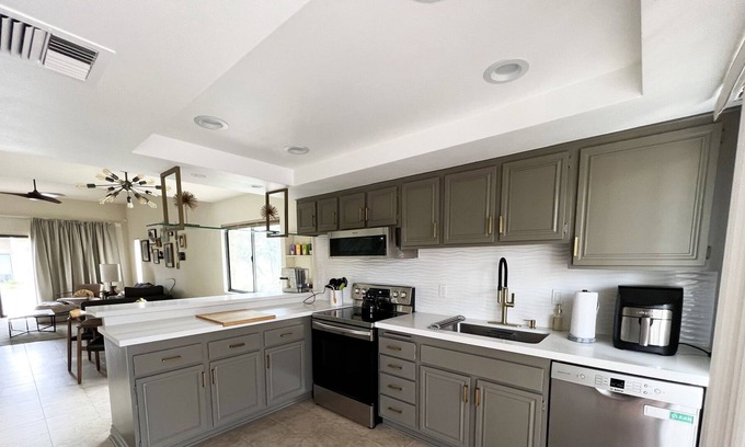 Palm Springs Condo | Bright 2BR Condo w/ Pool
