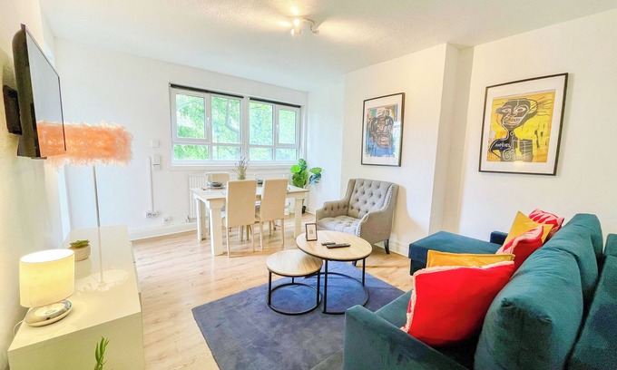 Woodberry Down Apartment | Bright 3 Bedroom flat with private balcony near Finsbury Park Wood Green London
