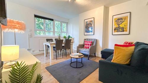Woodberry Down Apartment | Bright 3-bedroom flat with Private Balcony and FREE WiFi near Finsbury Park , Manor House , Highbury , Islington