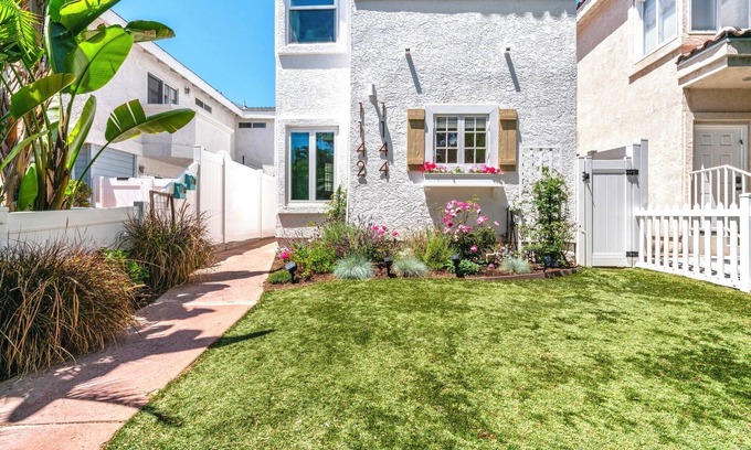 Pacific Beach House | Bright 3-bedroom townhouse, w/ocean views roof deck, AC, walk to everything!