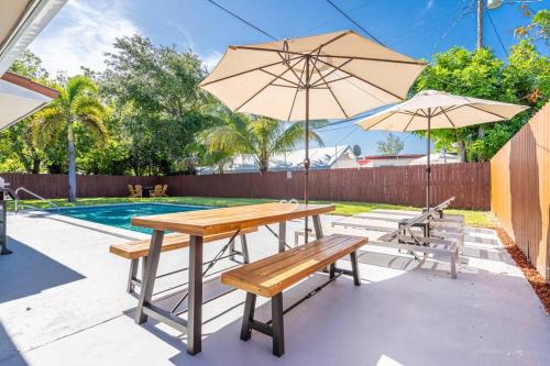 West Hollywood House | Bright 3 bedrooms Home Private Pool, 18 minutes to the Ocean