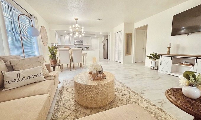 Pelican House | Bright & Airy 2bed 2bath home near downtown/Weekly and monthly discounts!