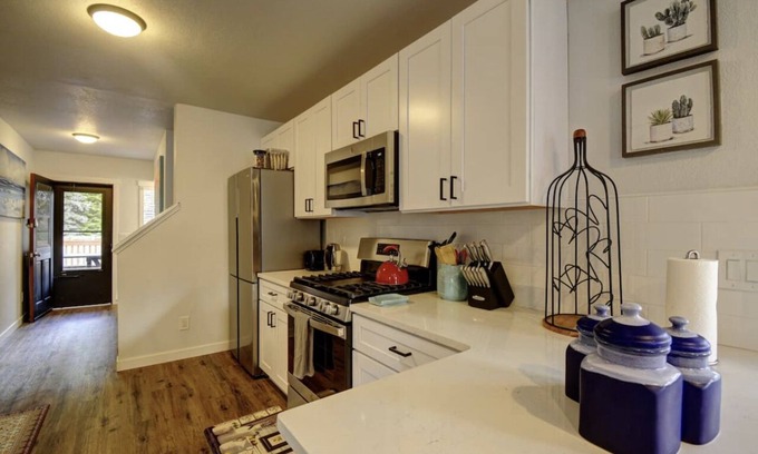 West End House | Bright & Airy 4 Bedroom Villa in North Tacoma