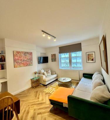 Hammersmith Apartment | Bright and Airy Two Bedroom Apartment