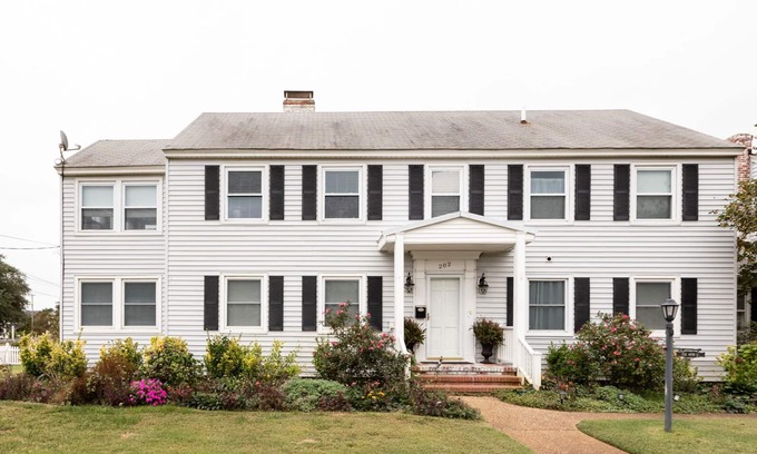 Northeast Virginia Beach House | Bright and Beachy: 3BR Ground Floor Cottage 1 Block from the Beach - Private Parking + Private Yard