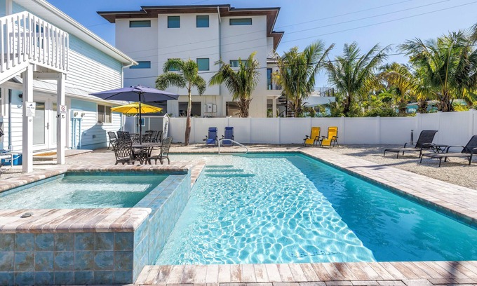 Siesta Key Village Apartment | Bright and Beachy 3 Bedroom/2 Bath - Short Walk to Siesta Key Beach & Village