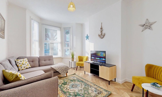 Folkestone House | Bright and Central Victorian Home with Garden