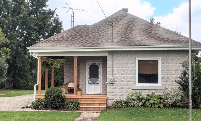 Dunnville Cottage | Bright and Cheery Cottage in Quaint Beach Village