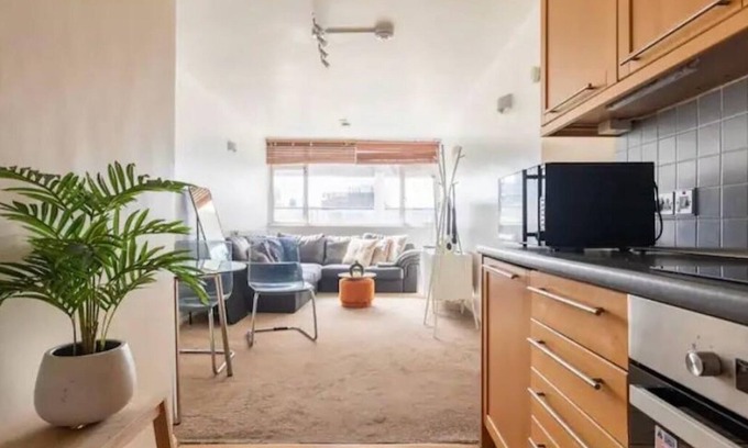 Covent Garden Apartment | Bright and cozy flat! Only 2 blocks to soho, 10 min drive to Buckingham Palace