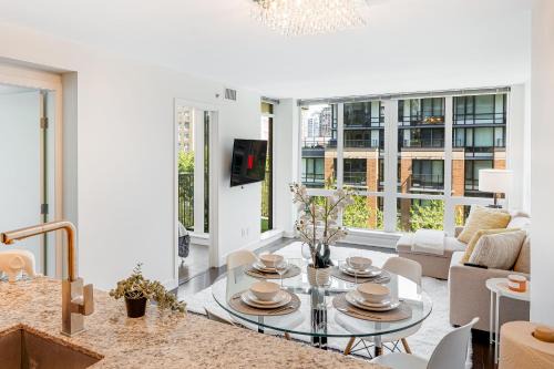 Downtown Vancouver Apartment | Bright and Modern 3BR Yaletown Flat Breathtaking Views