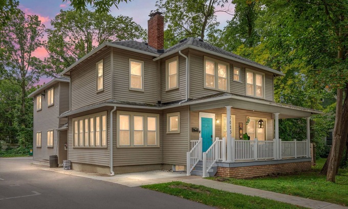 College Heights Apartment | Bright and Newly Remodeled Apartment Near EMU 1