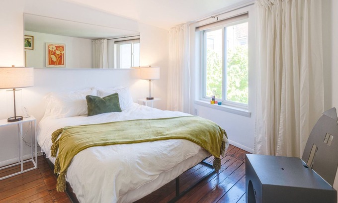 Queen Village Apartment | Bright and Serene 2B/1B Queen Village Apartment - close to everything!