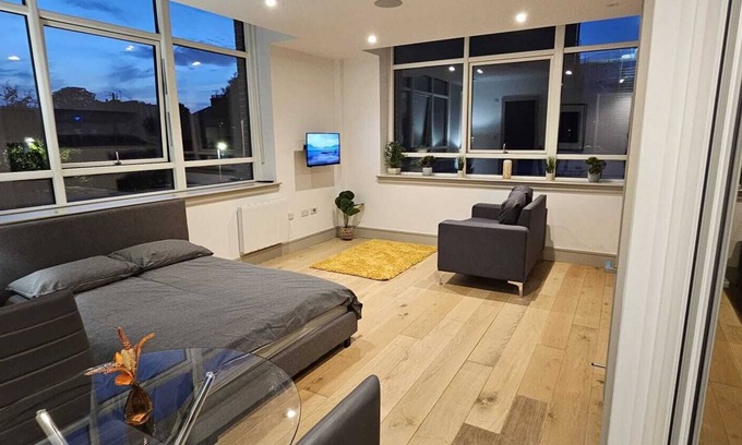 Bruce Grove Apartment | Bright and spacious studio in the Heart of Tottenham.