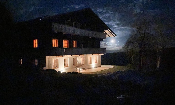 Kollnburg Apartment | Bright and spacious vacation home (260 m²) for up to 9 people with wrap-around balcony