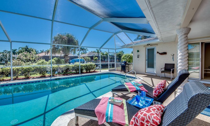 Caloosahatchee House | Bright and Sunny,Gulf Access, Salt Water Pool 33 reviews!