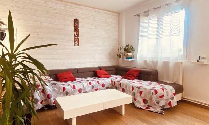 La Teste-de-Buch Apartment | Bright and unoverlooked apartment