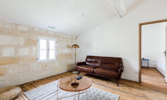 Castillon-la-Bataille Apartment | Bright apartment with air conditioning and high ceilings