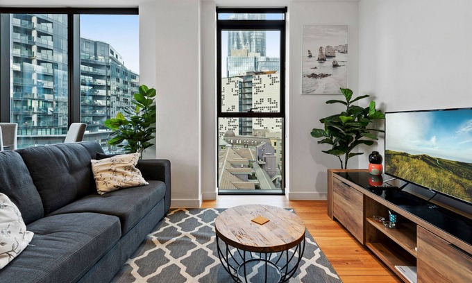 South Yarra Apartment | Bright Apartment with City Views in Trendy Locale