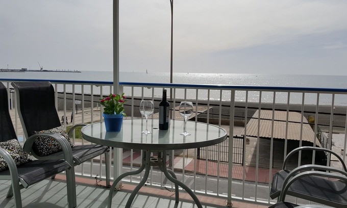 Santa Pola Apartment | Bright apartment with terrace facing the sea