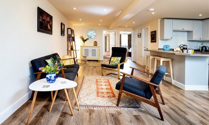 Skipton Apartment | Bright apartment with patio garden, No Deposit